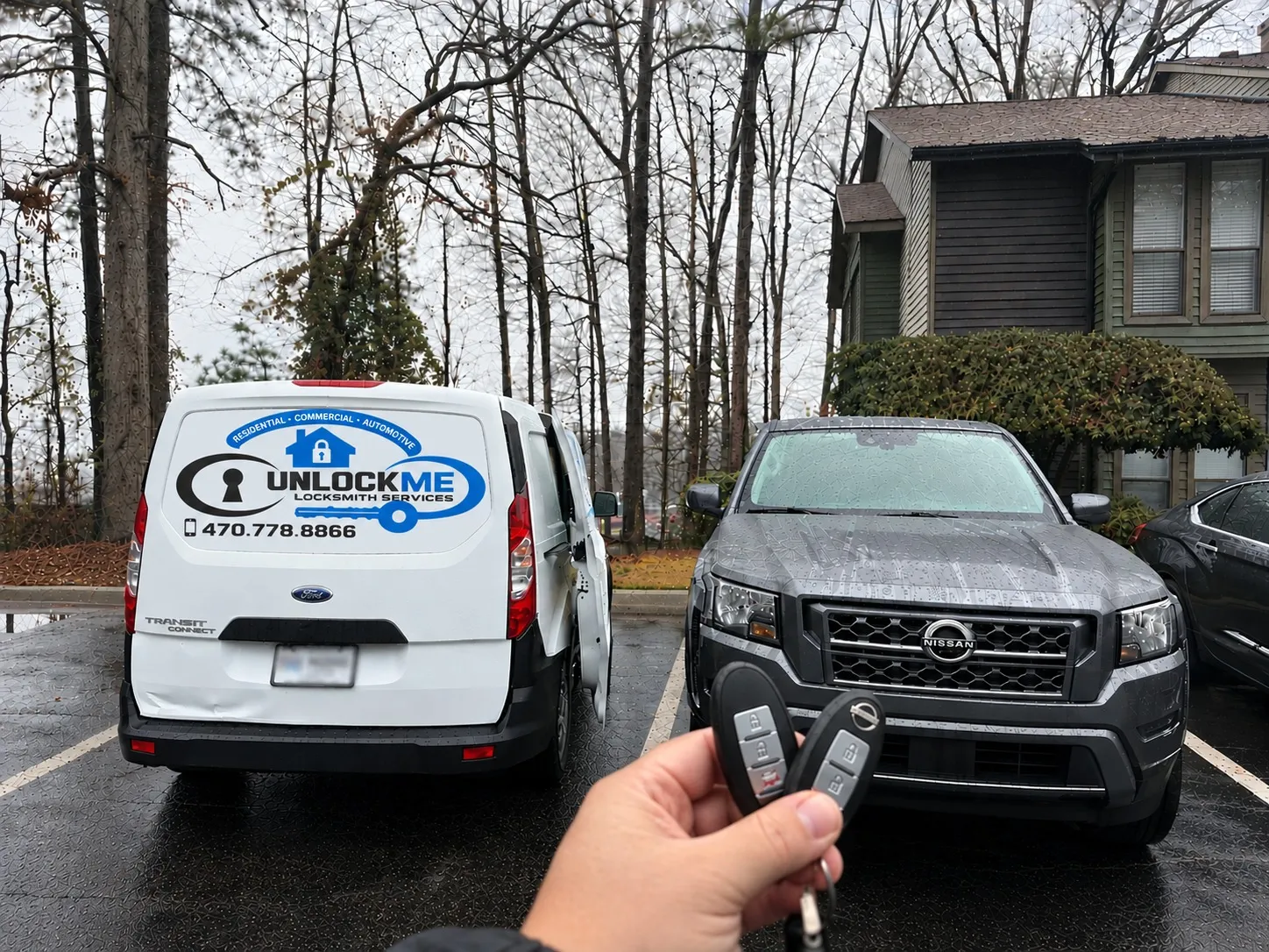 UnlockMe technician handing over a new key in Lawrenceville, Georgia